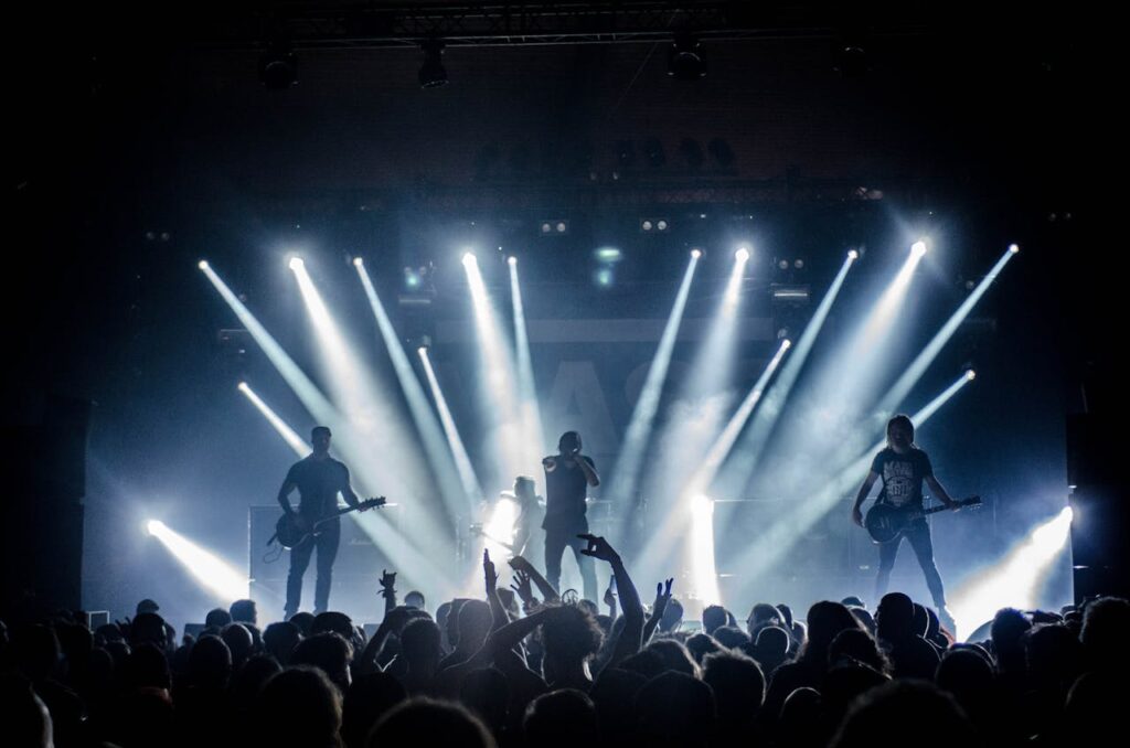 De Dijk is al jaren één van de bekendste bands van Nederland. Deze Amsterdamse groep begon in de jaren tachtig met hun eerste optredens. Sindsdien zijn ze niet meer weg te denken uit de Nederlandse muziekwereld. Door hun lange carrière en vele optredens is het logisch dat fans nieuwsgierig zijn naar het vermogen van De Dijk. Dit artikel vertelt meer over hun inkomsten, de bronnen daarvan en hoeveel deze geliefde band in al die jaren heeft opgebouwd. Veel inkomsten uit optredens en concerten Optredens zijn een belangrijke bron van inkomen voor Nederlandse artiesten. De Dijk staat bekend om hun energieke live-act en trekt vaak volle zalen. De band speelt op grote festivals, in poppodia en theaters. Elke show zorgt voor een flinke opbrengst, want kaartjes voor hun concerten zijn vaak snel uitverkocht. Door de jaren heen heeft De Dijk op deze manier veel geld verdiend. De inkomsten worden verdeeld onder de bandleden en de mensen die achter de schermen werken. Toch blijft het grootste deel bij de groep zelf. Verkoop van albums en streaming Naast optredens verdient De Dijk ook veel met de verkoop van hun muziek. Vroeger waren dat vooral cd’s en lp’s, tegenwoordig streamen mensen hun nummers vooral via internet. Elk verkocht album en iedere stream levert royalties op. Klassiekers als ‘Als ze er niet is’ en ‘Niemand in de stad’ worden nog elke dag beluisterd. Door deze blijvende populariteit komt er elk jaar een flink bedrag binnen. Hierdoor groeit het vermogen van De Dijk gestaag, zelfs als ze wat minder optreden. Slim omgaan met rechten en zakelijke keuzes De leden van De Dijk hebben altijd goed nagedacht over hun zaken. Ze zorgen ervoor dat ze hun auteursrechten zelf in handen hebben. Dat betekent dat als hun muziek wordt gebruikt op tv, in films of in reclames, zij daar zelf hun deel van krijgen. Ook kiezen zij ervoor om niet onder een groot platenlabel te werken. Hierdoor houden ze meer van hun inkomsten over. Dit alles heeft ervoor gezorgd dat het vermogen van De Dijk door de jaren heen stevig is gegroeid. Hoeveel is het vermogen van De Dijk ongeveer? Het precieze vermogen van De Dijk is niet openbaar. Toch zijn er schattingen te vinden. De totale inkomsten van de band zijn door de jaren heen opgelopen tot enkele miljoenen euro’s. Dit geld is verdeeld over de bandleden en hun team. Bekend is dat zanger Huub van der Lubbe en de andere bandleden goed verdiend hebben. Ondanks hun succes blijven ze nuchter en investeren ze hun geld verstandig. Zo kunnen ze ook na hun muzikale carrière comfortabel verder leven. Veelgestelde vragen over Vermogen De Dijk Hoe verdient De Dijk hun geld? De Dijk verdient vooral geld met optredens, de verkoop van muziek, streaming en door het eigen beheer van hun rechten. Hoeveel geld heeft De Dijk ongeveer? Het exacte bedrag is niet bekend, maar hun totale vermogen wordt op enkele miljoenen euro’s geschat, verdeeld onder de bandleden. Verdienen ze nog steeds veel nu ze minder optreden? Ook als De Dijk minder optreedt, blijft er geld binnenkomen door streaming, verkoop van albums en het gebruik van hun muziek in media. Zijn de bandleden zelf eigenaar van hun muziek? Ja, de leden van De Dijk zijn zelf eigenaar van hun muziek en ontvangen daardoor alle inkomsten uit auteursrechten rechtstreeks.