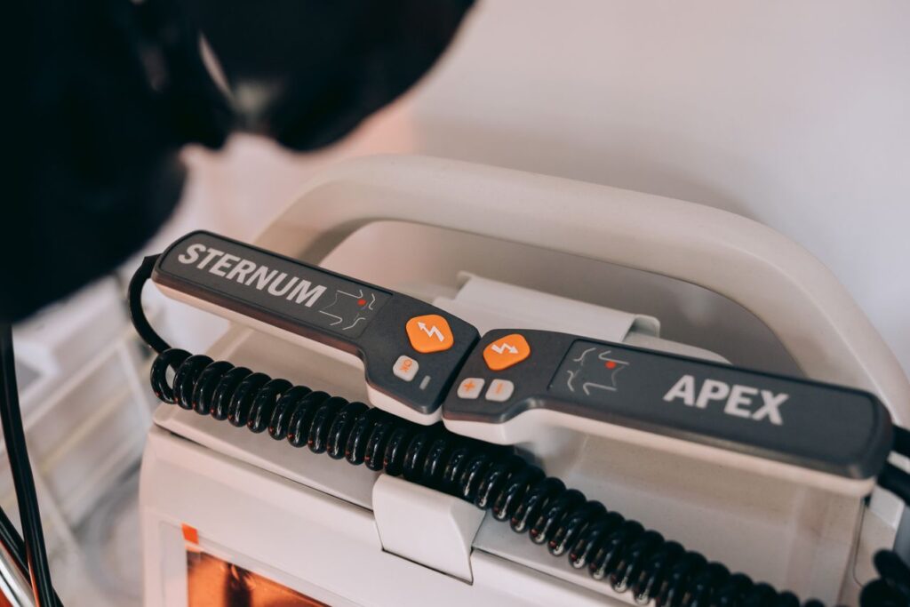 Hangt er een AED in jouw hal? Zeven vragen voordat de deuren opengaan
